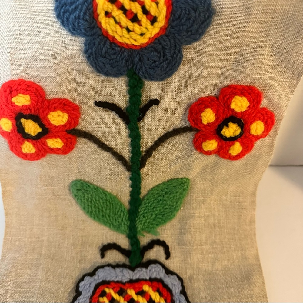 Gorgeous vintage handmade yarn art wall hanging - Picture 7 of 7